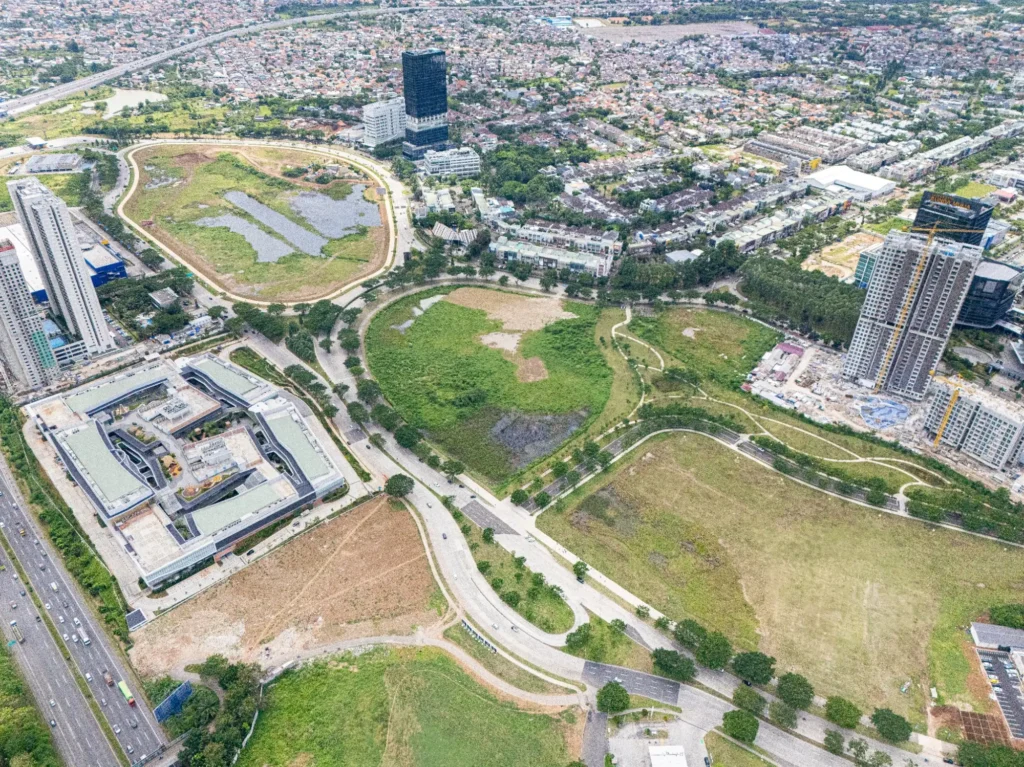 Foto udara kawasan Escala dengan penanda posisi Blok B, C, D, E, Kav. 2, Domain Business Suites, dan patokan Jakarta Premium Outlets